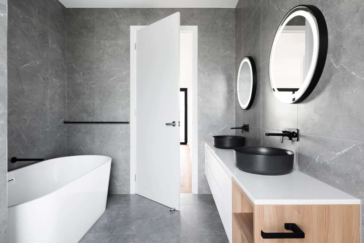 Comment transformer votre salle de bain avec la peinture pour carrelage V33 ?