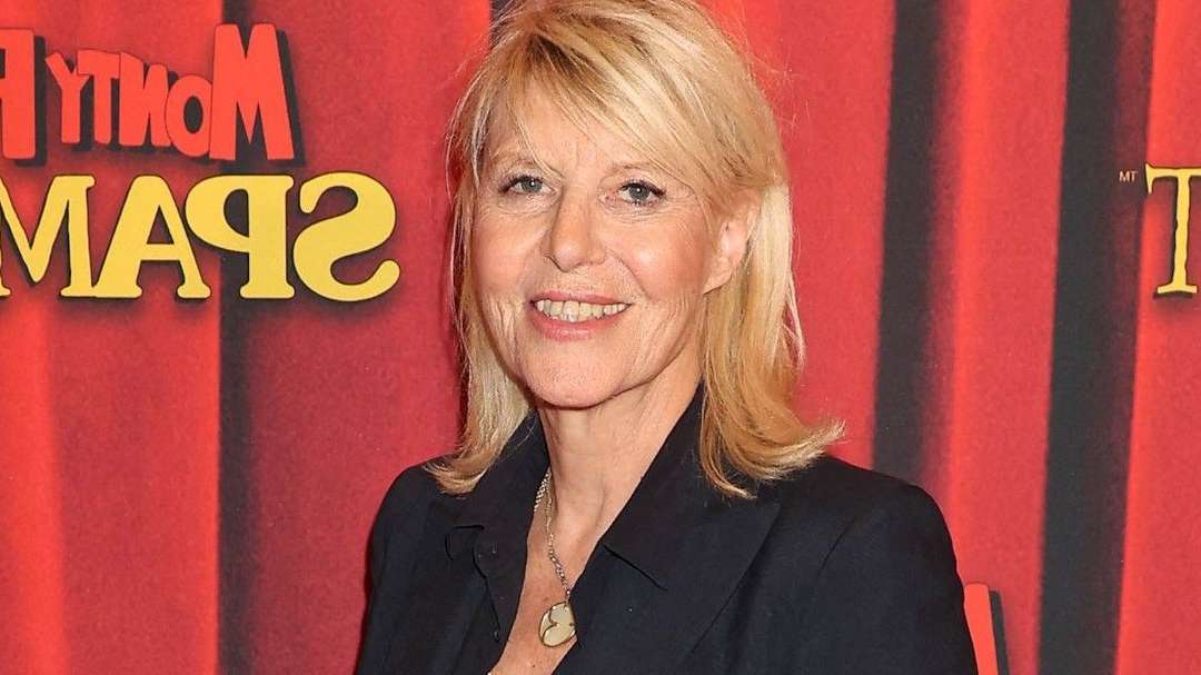 Emma : Faut-il recourir à la chirurgie esthétique pour une parfaite scène de ménage ?