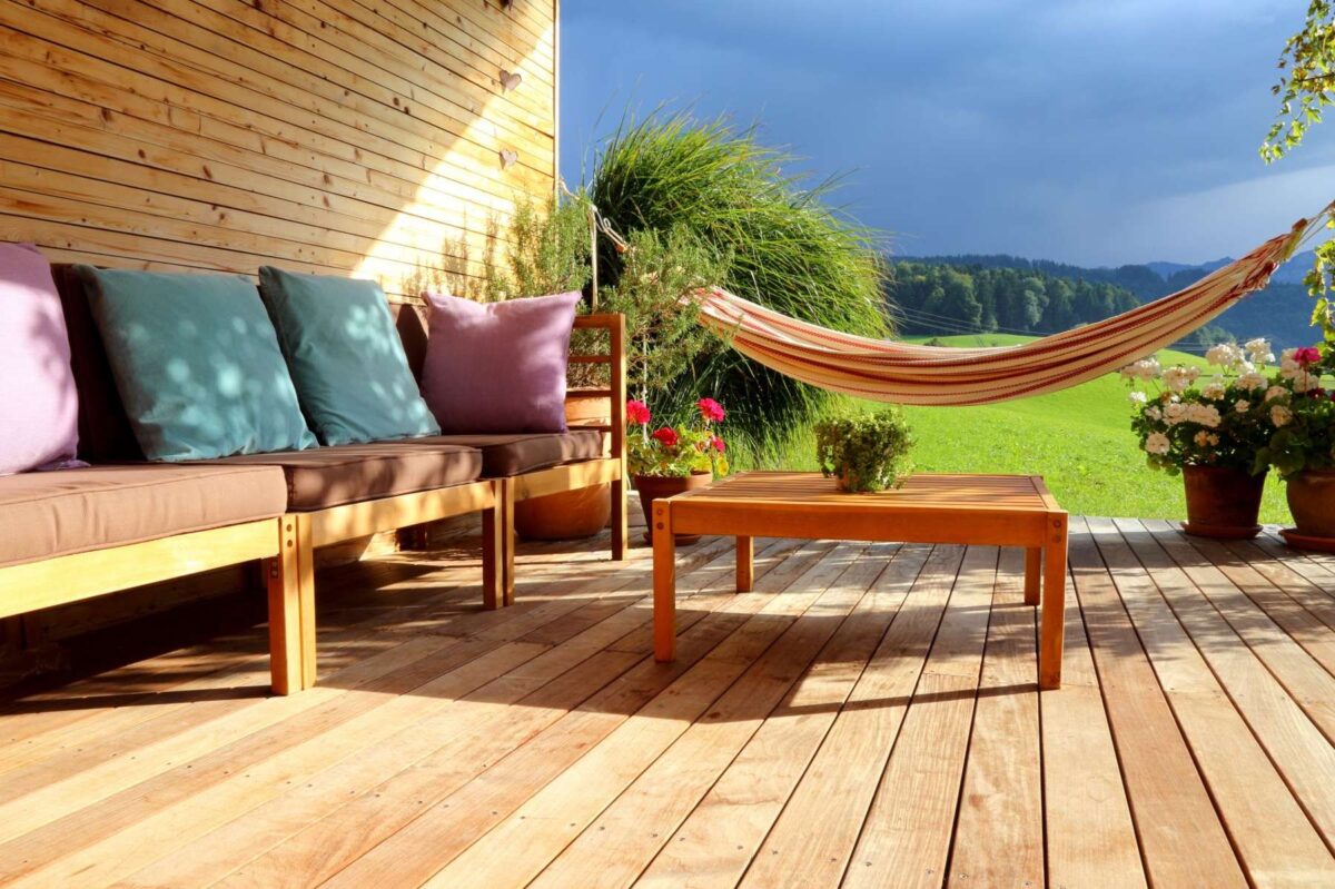 Comment choisir un caillebotis pour une terrasse à moindre coût?