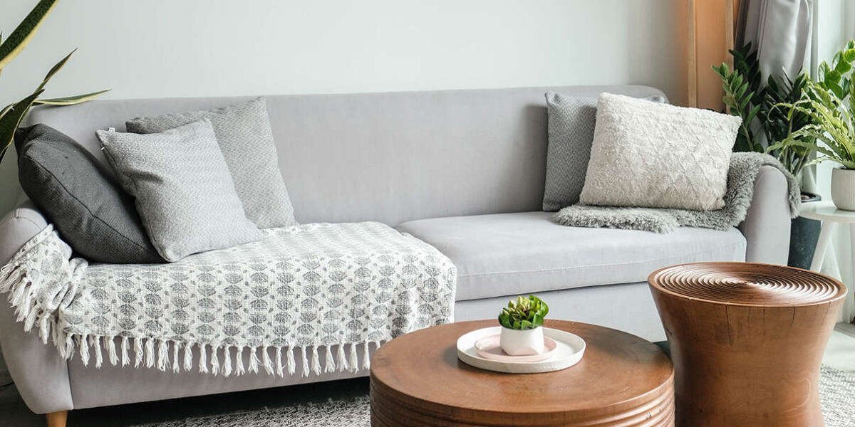 Comment choisir le parfait coussin de décoration pour votre canapé ?