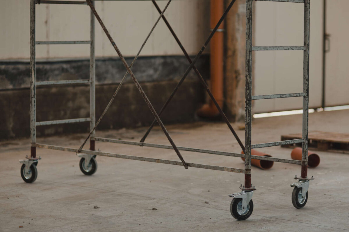 Pourquoi louer une échelle de toit chez Loxam ?