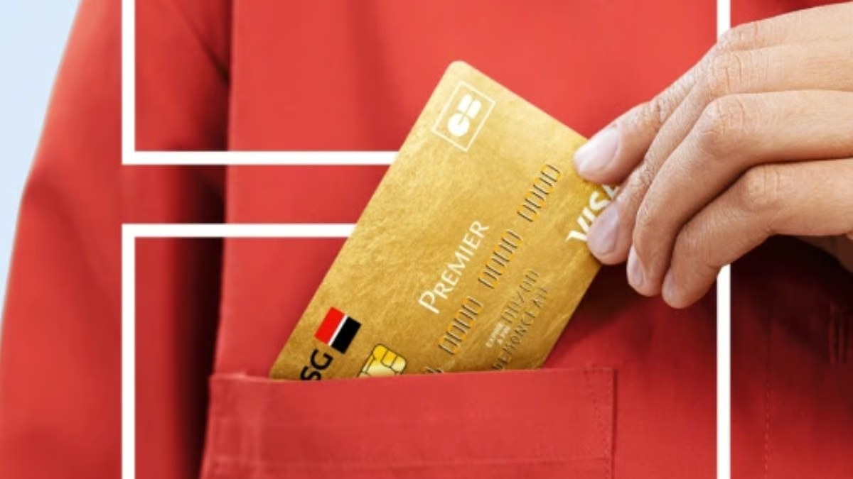 Carte bancaire posée sur un relevé de compte illustrant l'offre Sobrio de Société Générale
