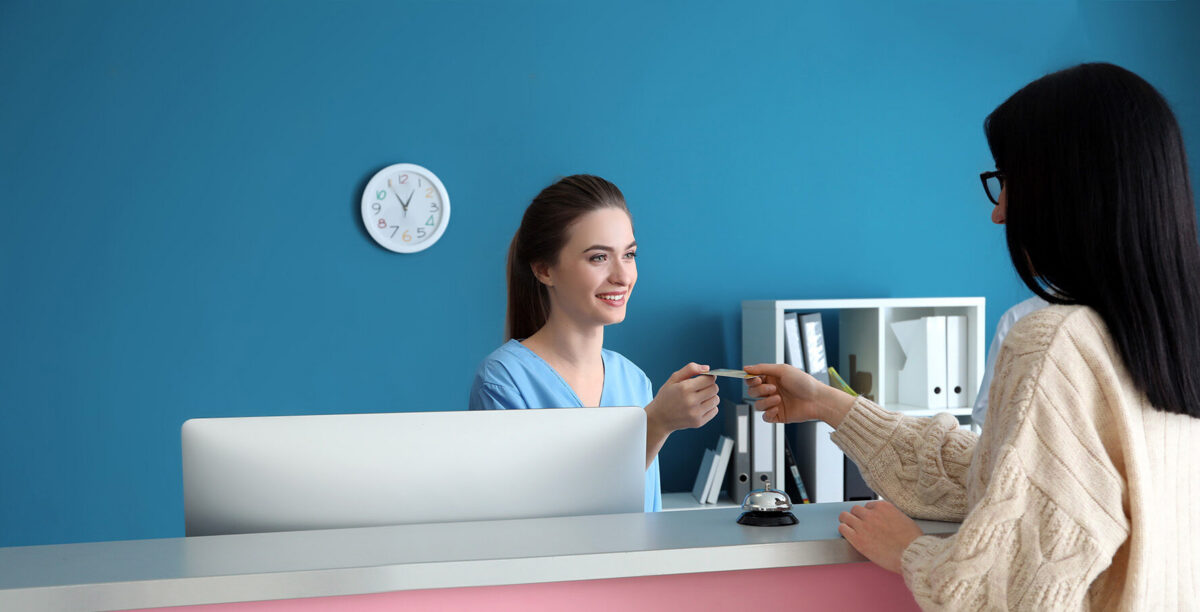 Carte de tiers payant et carte Vitale présentées chez un professionnel de santé
