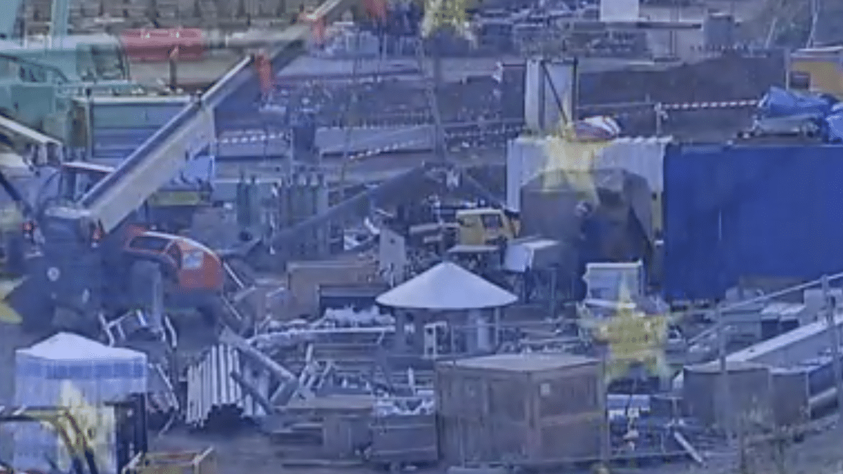 Travailleurs sur un site industriel illustrant les enjeux du dumping social