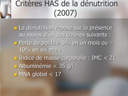 Professionnel de santé évaluant le poids et l'état nutritionnel d'une personne âgée