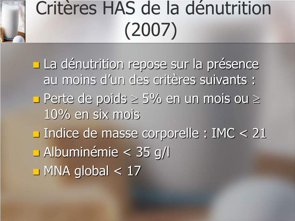 Professionnel de santé évaluant le poids et l'état nutritionnel d'une personne âgée