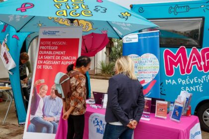 Coureur consultant les informations de prévention santé avant une course