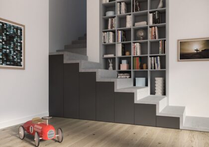 Bibliothèque en bois dans un salon lumineux avec livres et objets décoratifs