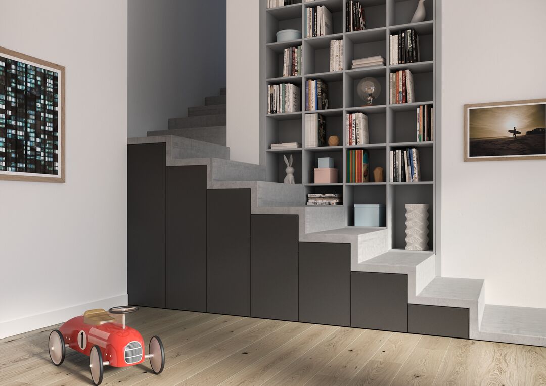 Bibliothèque en bois dans un salon lumineux avec livres et objets décoratifs