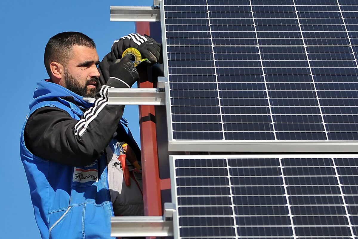 Panneaux solaires et éoliennes illustrant l'investissement dans les énergies renouvelables