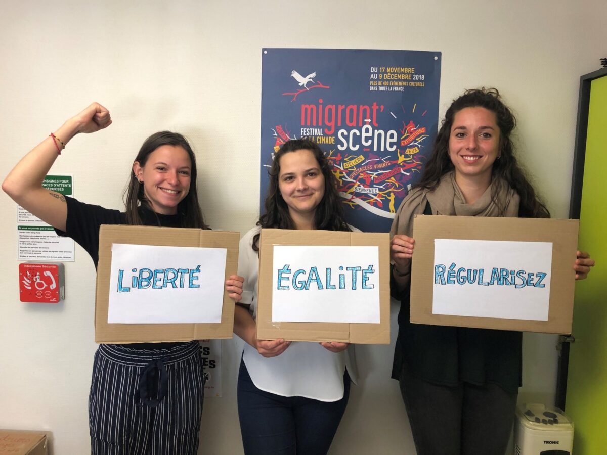 Bénévoles de la Cimade lors d'une permanence d'accueil pour personnes migrantes