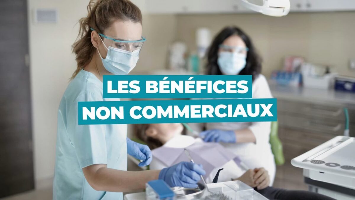 Formulaire de déclaration des bénéfices non commerciaux posé sur un bureau avec une calculatrice