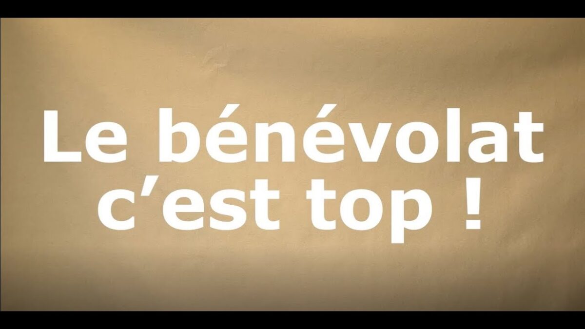 Groupe de bénévoles d'une association préparant ensemble une action solidaire