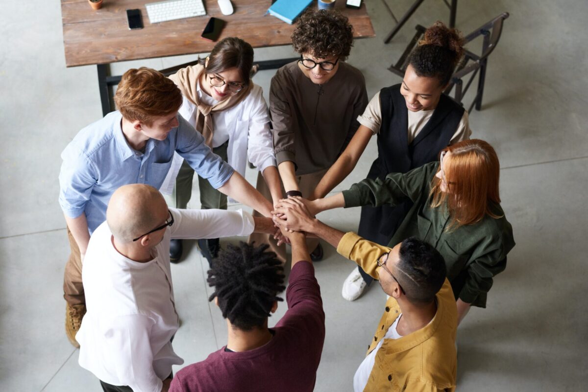 Équipe réunie autour d'une table pour échanger sur le climat social de l'entreprise
